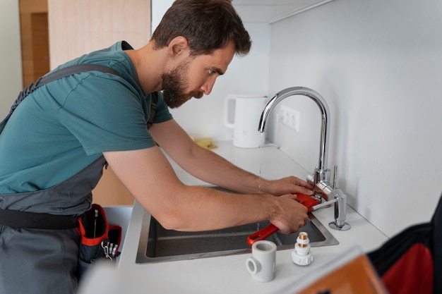 Plumber working in Georgina